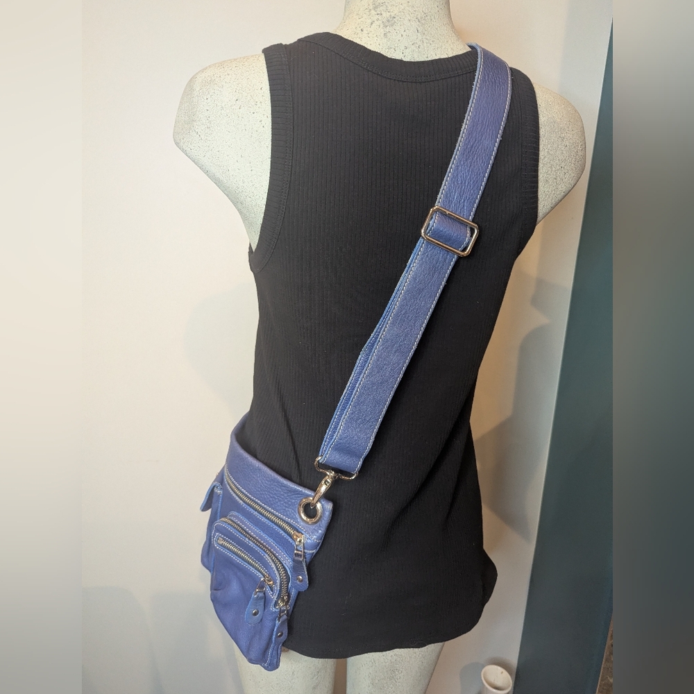 ROOTS CANADA Tribe Village crossbody purple leather bag. Medium - Picture 5 of 13